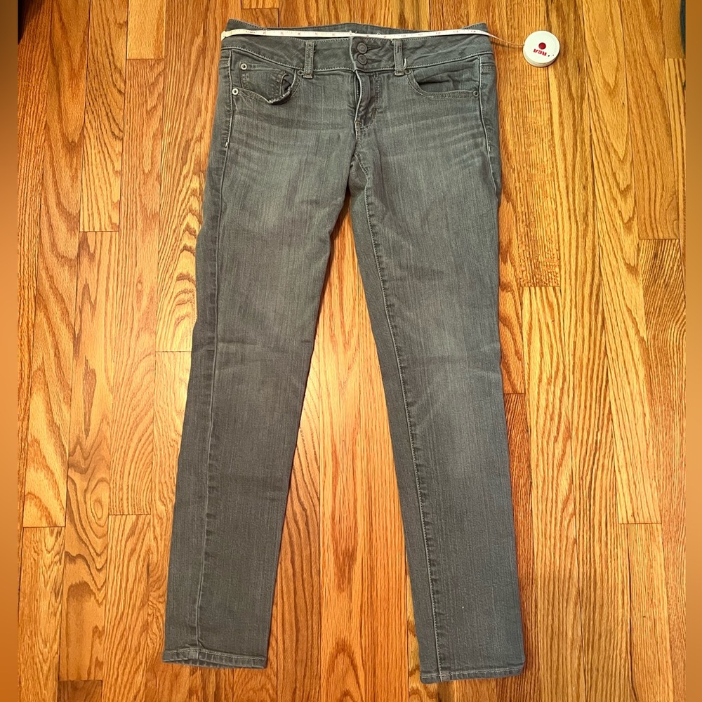 Women’s American Eagle “Super Skinny” Jeans, Size 6 Regular, Light Grey, GUC